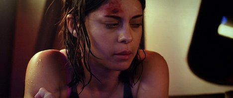 Rosa Salazar - Submerged - Z filmu