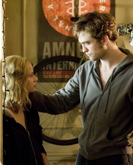 Emilie de Ravin, Robert Pattinson - Remember Me - Van film