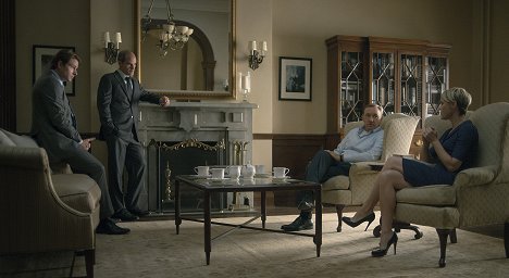 Derek Cecil, Michael Kelly, Kevin Spacey, Robin Wright - House of Cards - Capítulo 22 - De la película