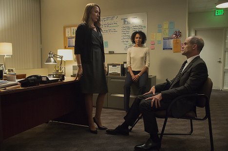 Elizabeth Marvel, Eisa Davis, Michael Kelly - House of Cards - Ausnahmezustand - Filmfotos