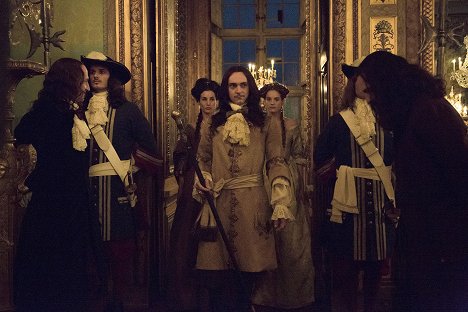 Elisa Lasowski, George Blagden, Noémie Schmidt - Versailles - Invalidovna - Z filmu