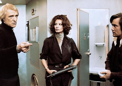 Richard Harris, Sophia Loren, Martin Sheen - Přejezd Cassandra - Z filmu
