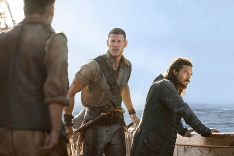 Tom Hopper, Luke Arnold - Čierne vlajky - Pasca - Z filmu