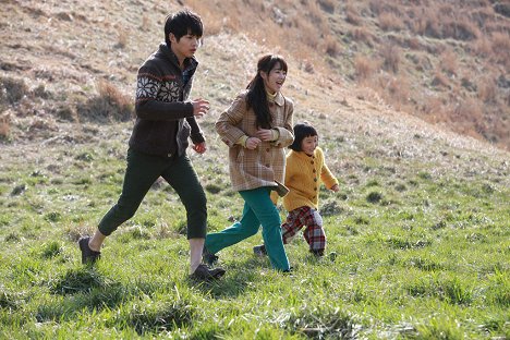 Joong-ki Song, Bo-yeong Park - A Werewolf Boy - Photos