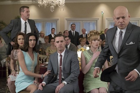 Kenneth Mitchell, Erin Cummings, Odette Annable, Bret Harrison, Zoe Boyle, Evan Handler - The Astronaut Wives Club - In the Blind - Do filme