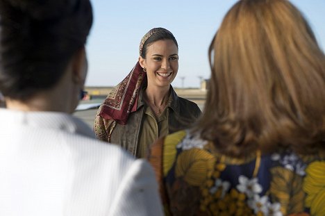 Odette Annable - The Astronaut Wives Club - Landing - Z filmu