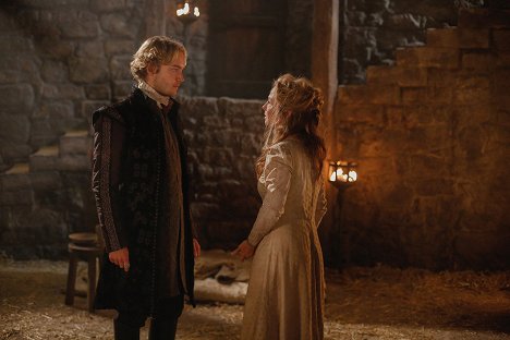 Toby Regbo, Megan Follows - Reign - Betrothed - Do filme