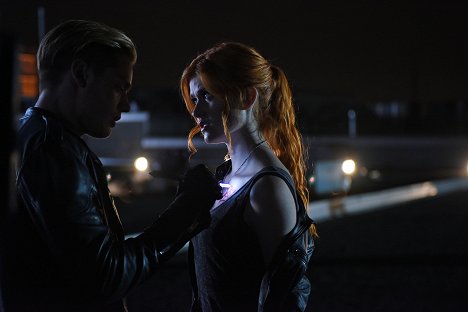 Dominic Sherwood, Katherine McNamara - Lovci stínů: Nástroje smrti - Večírek mrtvého muže - Z filmu