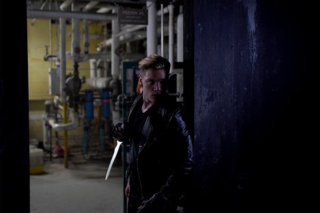 Dominic Sherwood - Lovci stínů: Nástroje smrti - Večírek mrtvého muže - Z filmu