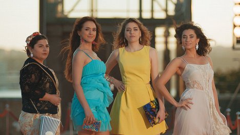 Bala Atabek, Dilşad Şimşek, Öznur Serçeler, Hande Doğandemir - Her Şey Aşktan - Kuvat elokuvasta