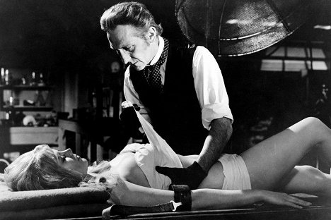 Susan Denberg, Peter Cushing - Frankenstein Created Woman - Van film