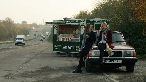 Chloe Pirrie, Laura Carmichael - Dokud nás smrt nerozdělí - Z filmu