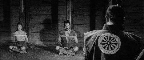 Misa Uehara, Toshirō Mifune - Kakuši toride no san akunin - Van film
