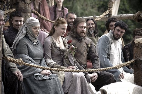 Aidan Gillen, Susan Brown, Sophie Turner, Sean Bean - Game of Thrones - Susi ja leijona - Kuvat elokuvasta
