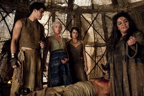 Elyes Gabel, Emilia Clarke, Amrita Acharia, Mia Soteriou - Game Of Thrones - Baelor - Filmfotos