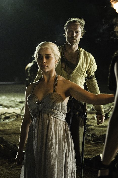 Emilia Clarke, Iain Glen - Game Of Thrones - Feuer und Blut - Filmfotos