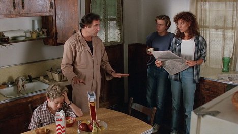 Jonas Abry, Judd Hirsch, River Phoenix, Christine Lahti - Elämänä pakotie - Kuvat elokuvasta