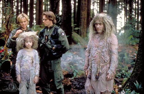 Amanda Tapping, Addison Ridge, Michael Shanks, Armin Shimerman - Stargate SG-1 - The Nox - Van film