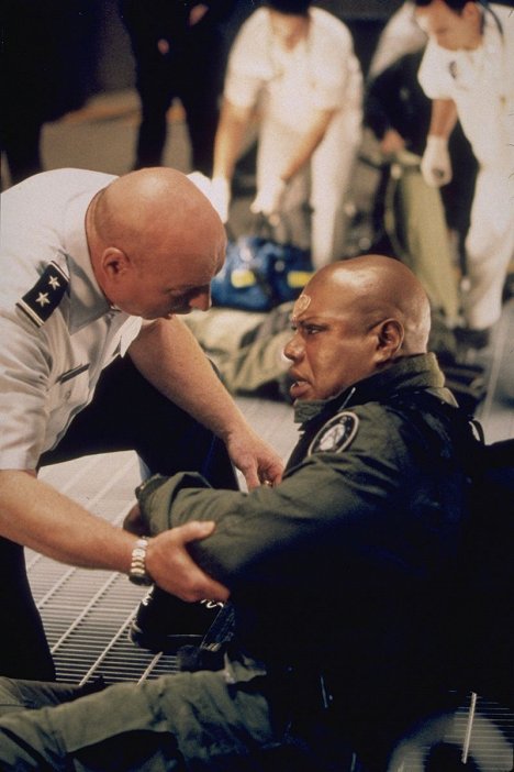 Don S. Davis, Richard Dean Anderson - Stargate SG-1 - Solitudes - Van film