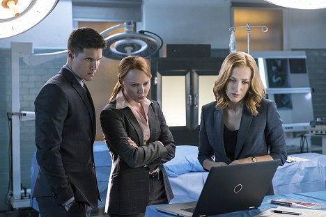 Robbie Amell, Lauren Ambrose, Gillian Anderson - The X-Files - My Struggle II - Photos