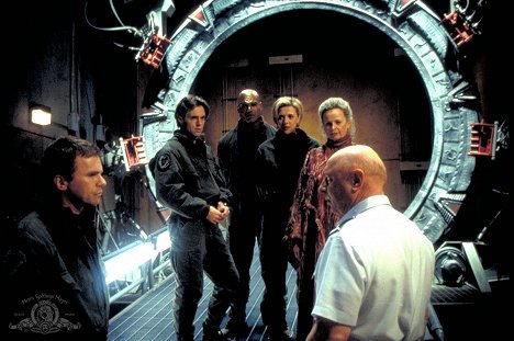 Richard Dean Anderson, Michael Shanks, Christopher Judge, Amanda Tapping, Bonnie Bartlett, Don S. Davis - Stargate SG-1 - Prisoners - Photos