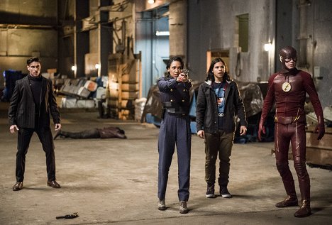 Michael Rowe, Candice Patton, Carlos Valdes, Grant Gustin - The Flash - Welcome to Earth-2 - Van film