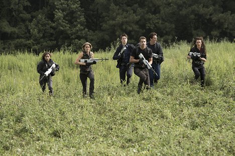 Zoë Kravitz, Shailene Woodley, Ansel Elgort, Theo James, Miles Teller, Maggie Q - The Divergent Series: Allegiant - Van film