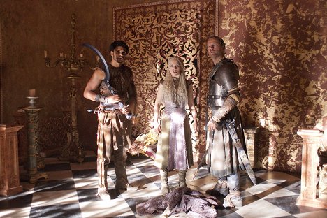 Steven Cole, Emilia Clarke, Iain Glen - Game of Thrones - A Man Without Honor - Photos