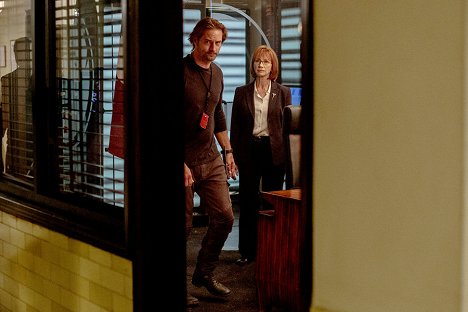 Josh Holloway, Kathy Baker - Okupovaná kolonie - A Brave New World - Z filmu