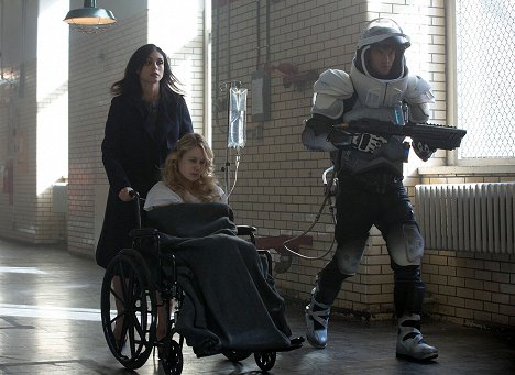 Morena Baccarin, Kristen Hager, Nathan Darrow - Gotham - Mrtvého nestudí - Z filmu