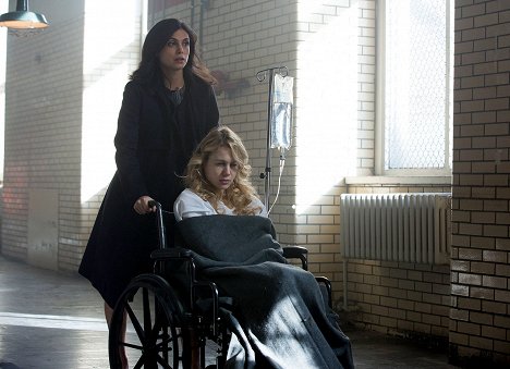 Morena Baccarin, Kristen Hager - Gotham - A Dead Man Feels No Cold - De la película