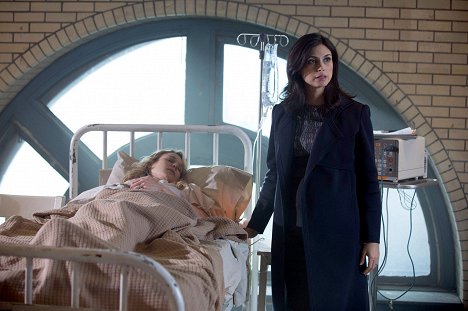 Kristen Hager, Morena Baccarin - Gotham - A Dead Man Feels No Cold - Photos