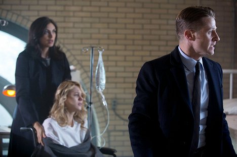 Morena Baccarin, Kristen Hager, Ben McKenzie - Gotham - A Dead Man Feels No Cold - Photos