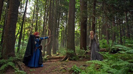 Amy Manson, Jennifer Morrison - Once Upon a Time - The Dark Swan - Photos