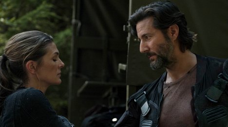 Paige Turco, Henry Ian Cusick - The 100 - Der 13. Clan - Filmfotos