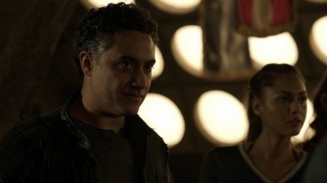 Alessandro Juliani, Lindsey Morgan - The 100 - Ye Who Enter Here - Photos