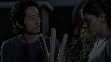 Steven Yeun, Lauren Cohan - The Walking Dead - Ledobott láncok - Filmfotók