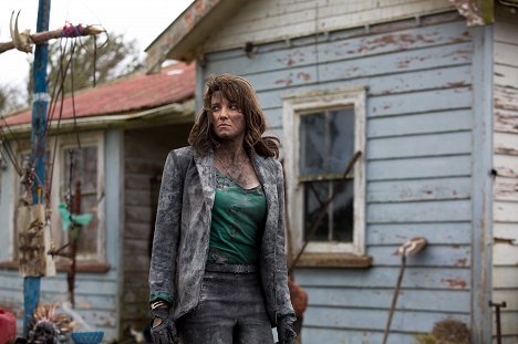 Lucy Lawless - Ash vs. Evil Dead - Fire in the Hole - Photos