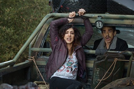 Dana DeLorenzo, Ray Santiago - Ash vs Evil Dead - Fire in the Hole - Film