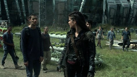 Devon Bostick, Marie Avgeropoulos - The 100 - Watch the Thrones - Photos