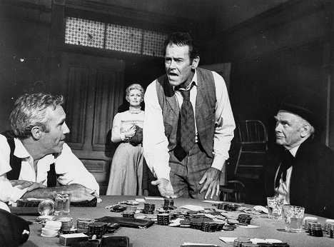 Jason Robards, Joanne Woodward, Henry Fonda, Charles Bickford - A Big Hand for the Little Lady - Photos