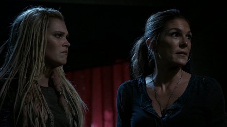 Eliza Taylor, Paige Turco - The 100 - Hakeldama - Van film