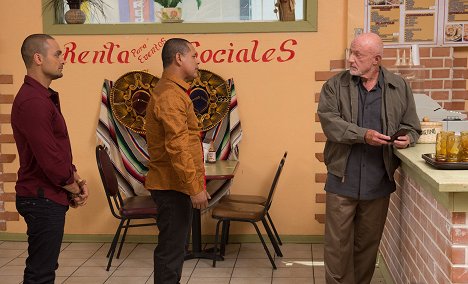 Michael Mando, Raymond Cruz, Jonathan Banks - Better Call Saul - Kesztyű nélkül - Filmfotók