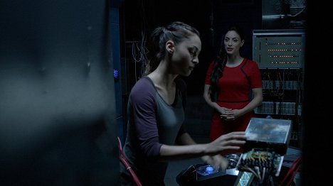 Lindsey Morgan, Erica Cerra - 100 - Gorzkie żniwa - Z filmu