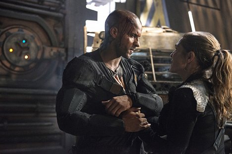 Ricky Whittle, Paige Turco - The 100 - Attention aux trônes - Film