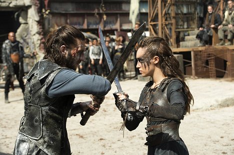 Zach McGowan, Alycia Debnam-Carey - The 100 - Watch the Thrones - Van film
