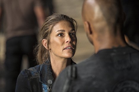 Paige Turco - The 100 - Watch the Thrones - Photos