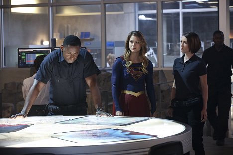David Harewood, Melissa Benoist, Chyler Leigh - Supergirl - Hostile Takeover - Photos