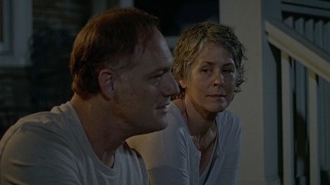Jason Douglas, Melissa McBride - The Walking Dead - Az éj leple - Filmfotók