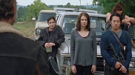 Alanna Masterson, Lauren Cohan, Steven Yeun, Norman Reedus - The Walking Dead - Not Tomorrow Yet - Van film